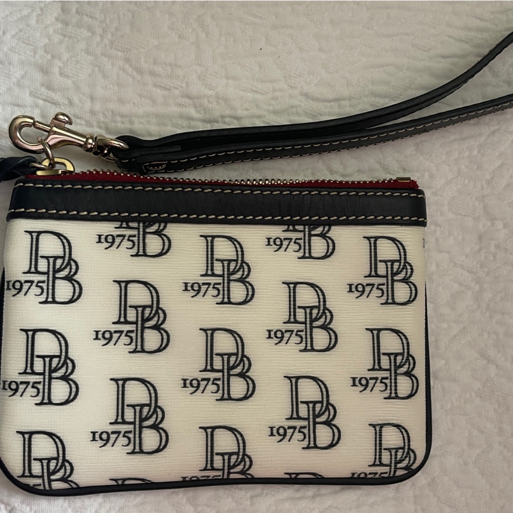 Small Dooney & Bourke wristlet